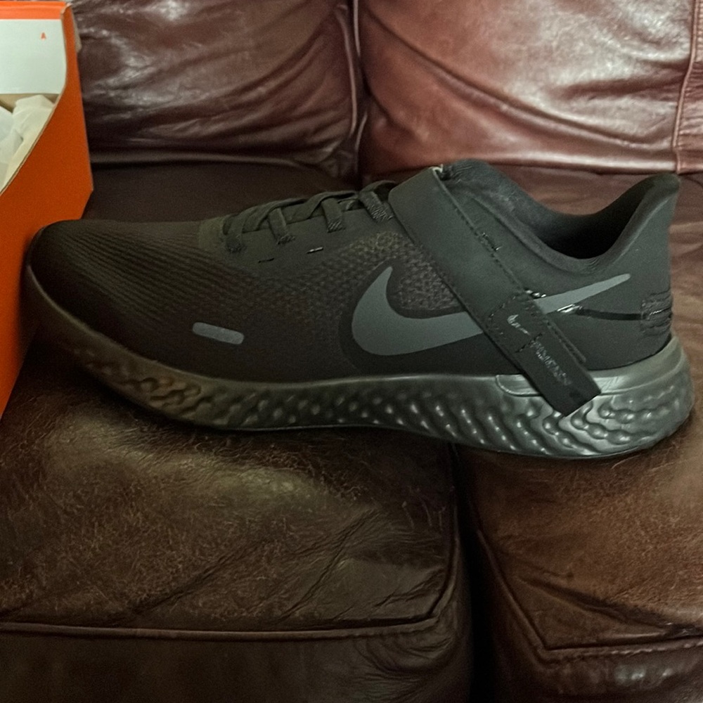 Nike Revolution 5 Flyease: never worn!